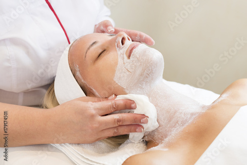 Massage and facial peels at the salon using cosmetics 
