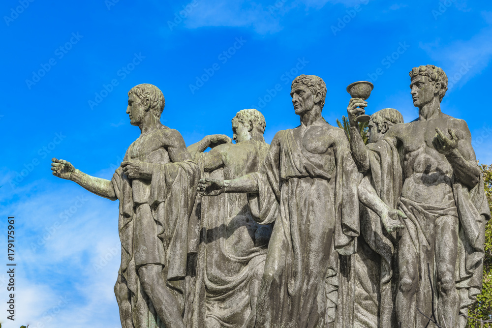 Obraz premium Group of Men with Togas Sculpture