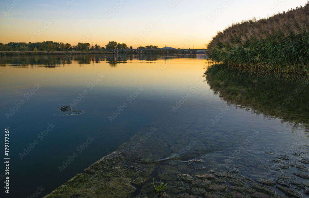 rivière Le Rhône avec coucher de soleil rivière Le Rhône avec coucher de soleil