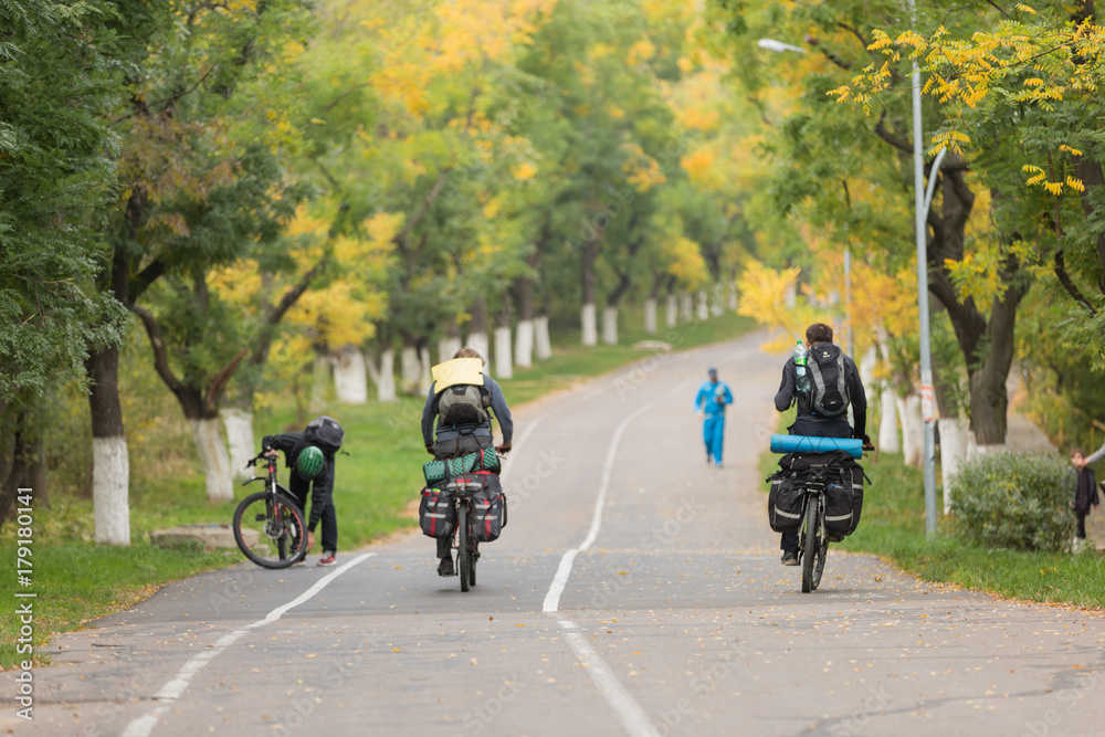 people go in for sports, two cyclists go, one man runs around people go in for sports, two cyclists go, one man runs around