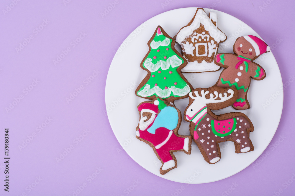 Naklejka premium Beautiful and tasty Christmas pastries on bright background
