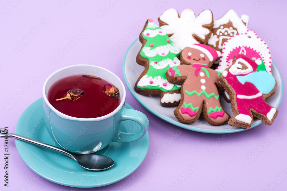 Cup of red tea with gingerbread Christmas gingerbread