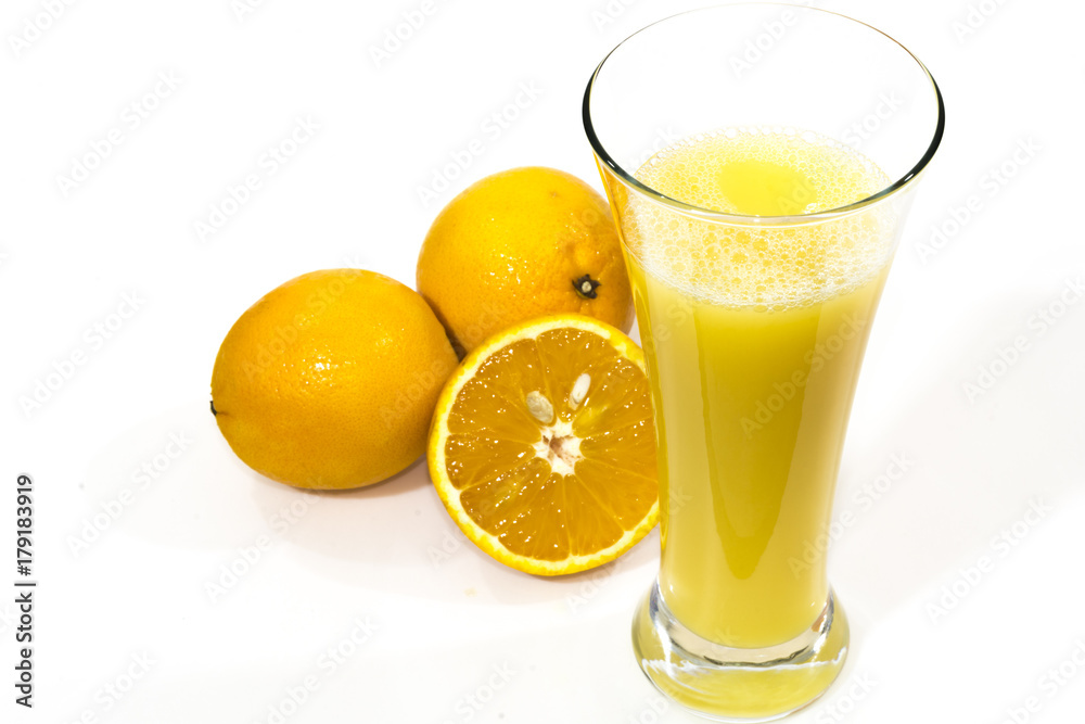 Un vaco con zumo de naranja, sobre un fondo blanco Un vaco con zumo de naranja, sobre un fondo blanco
