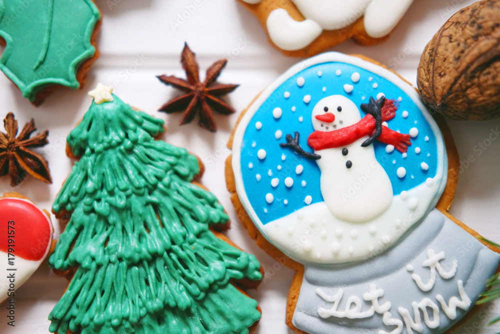 Obraz premium Gingerbread cookies with frosting decorated for Christmas