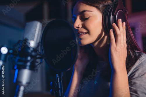 Bilde på lerret Female singer in recording studio