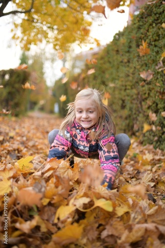 petite fille riant et jouant    l automne sur la nature promener dans la nature