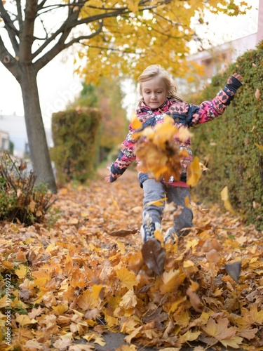  petite fille riant et jouant à l'automne sur la nature promener dans la nature