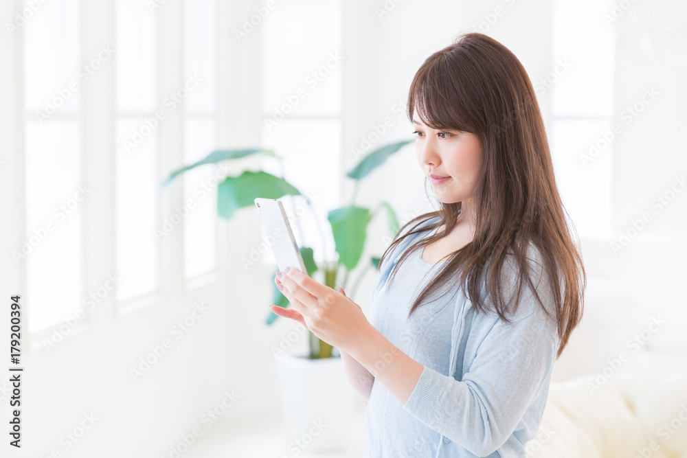 スマホを見る女性 スマホを見る女性