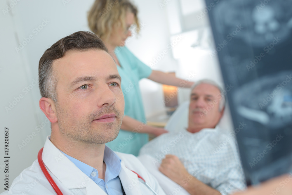 Obraz premium doctor examining an x-ray of the patient