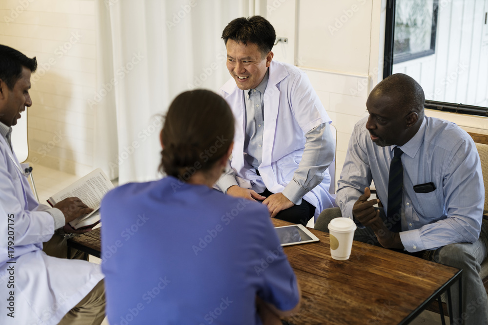 Obraz premium Group of diverse doctors having a discussion