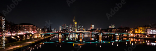 Skyline von Frankfurt am Main bei Nacht 