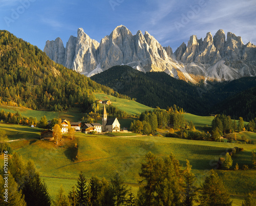St. Magdalena village and church, Le Odle Group / Geisler Spitzen (3060m), Val di Funes, Italian Dolomites mountains, Trentino-Alto Adige, South Tirol (Tyrol), Italy, Europe