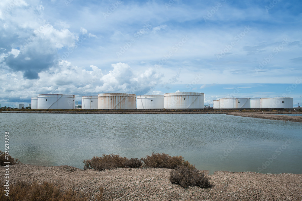 Obraz premium Refinery oil tanks, oil industry business