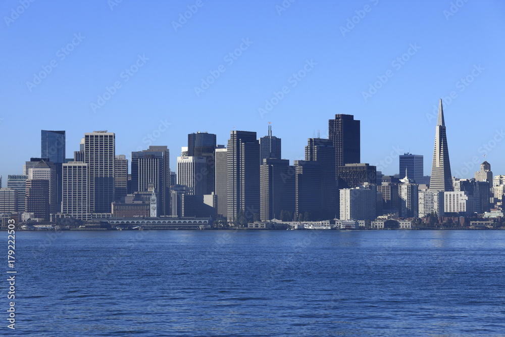 トレジャー島から望むサンフランシスコ街並みとサンフランシスコ港