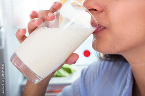 Quadro em tela Woman Drinking Milk