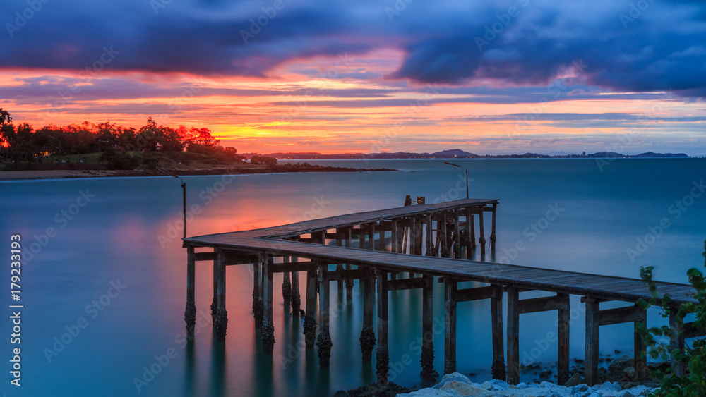 Obraz premium Kao Laem Ya and Samed National Park. The long exposure of sea landscape at sunrise, rayong province, Thailand.