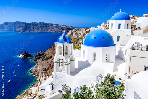 Oia, Santorini, Grecja - niebieski kościół i kaldera