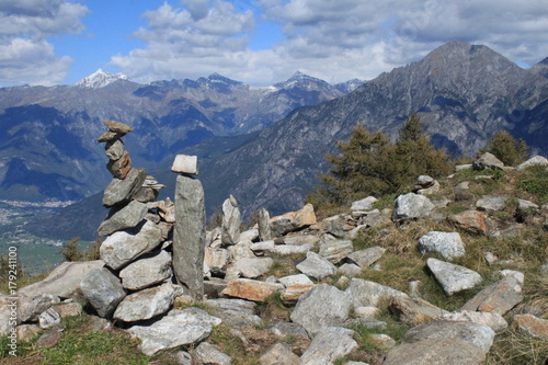 Traumhafte Alpenlandschaft / Blick vom Monte Berlinghera über das Val Chiavenna, davor selbstgebaute Steinmänner © holger.l.berlin