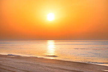 Keuken achterwand Strand zonsondergang Dramatische hemel boven lange kustlijn  © Pavlo Vakhrushev