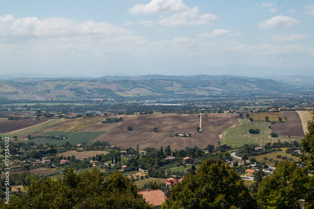 La bellezza delle colline dmarchigiane StockFoto Adobe Stock