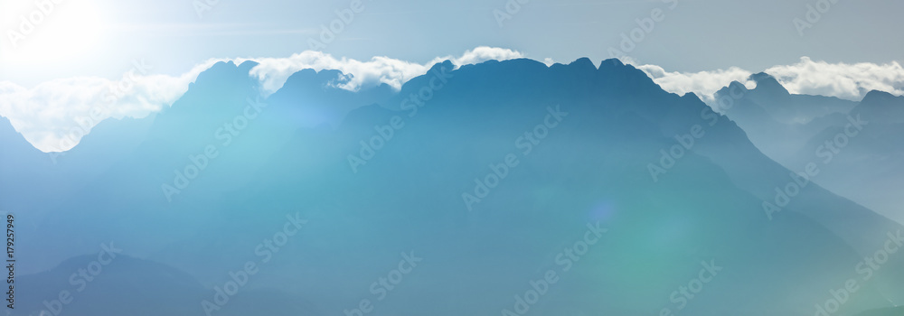 Wolken im Tal Blick von den Drei Zinnen Dolomiten auf Auronzo di Cadore Italien