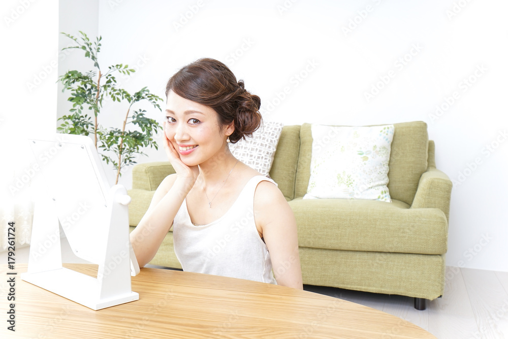 woman making herself up at home