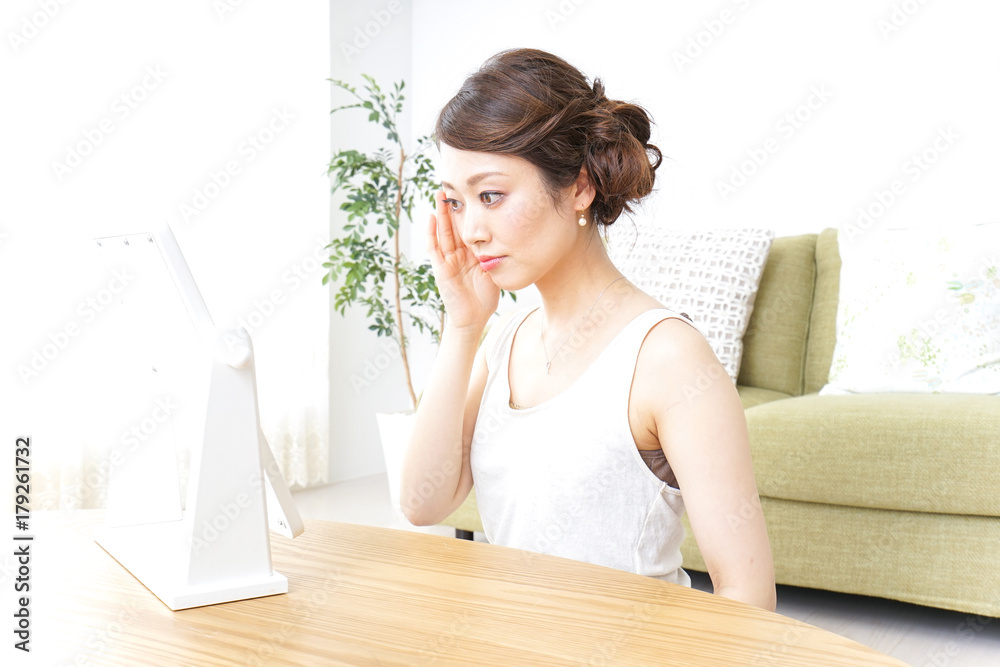 woman making herself up at home