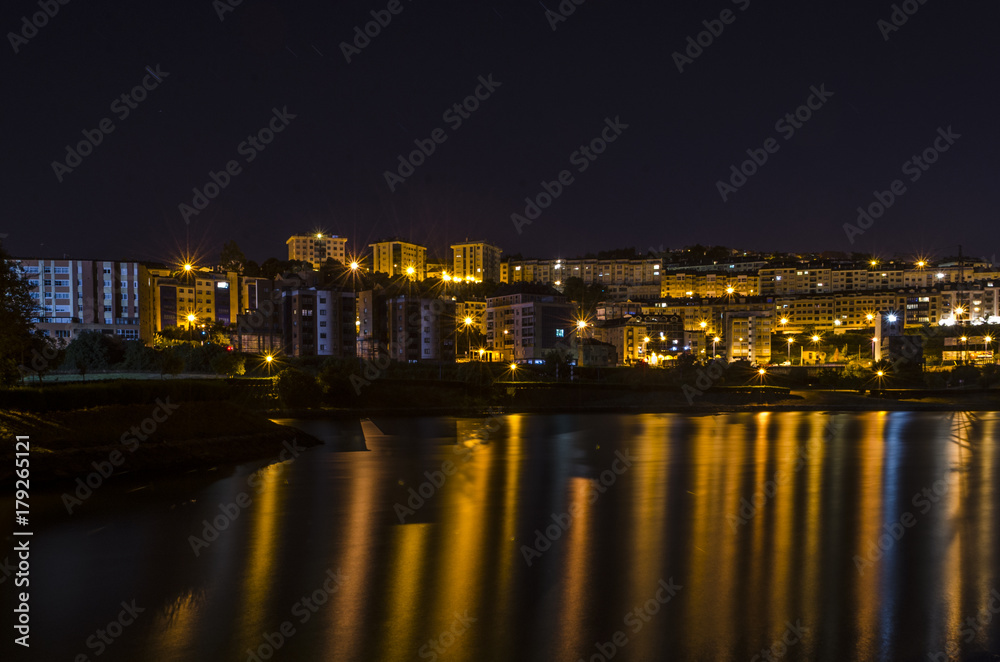 Fototapeta Miasto nocą nad rzeką
