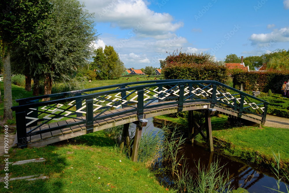 Brücke in einem Dorf in Holland