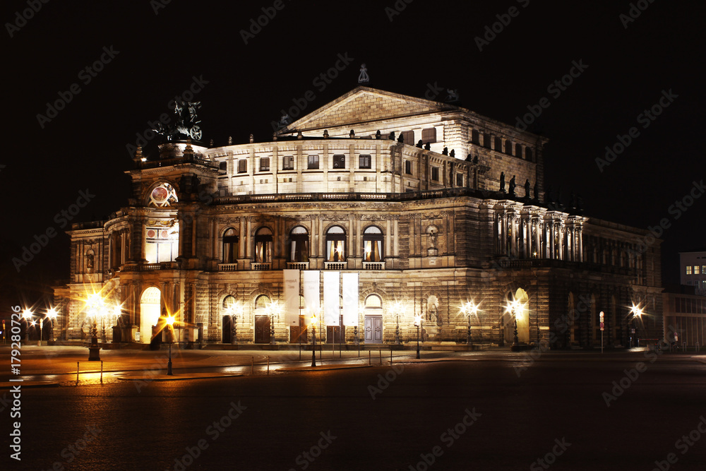 Die Semperoper in Dresden ist das Opernhaus der Sächsischen Staatsoper Dresden, die als Hof- und Staatsoper Sachsens eine lange geschichtliche Tradition hat.