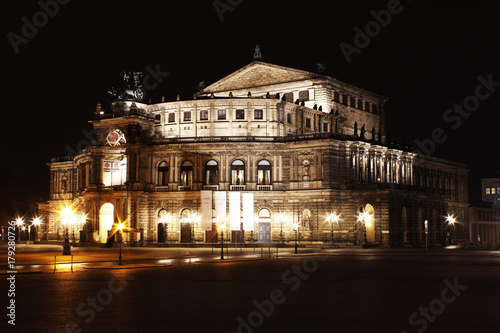 Die Semperoper in Dresden ist das Opernhaus der S  chsischen Staatsoper Dresden  die als Hof- und Staatsoper Sachsens eine lange geschichtliche Tradition hat.