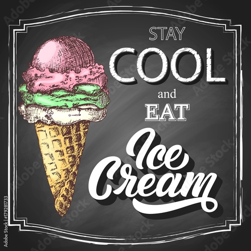 Plakat Ręcznie rysowane lody w stożek kolorowy szkic, na tle czarnej tablicy, z napisem strony slogan Zatrzymaj się cool i jeść lody. Vintage ilustracji wektorowych.