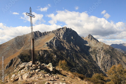 Traumhafte Berglandschaft in den italienischen Alpen / Blick vom Monte Berlinghera zu Sasso Bianco und Sasso Canale (Adula-Alpen)