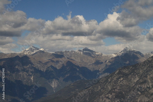 Hochalpine Berglandschaft / Blick über das Val Chiavenna zu den Gipfeln der Platta-Gruppe mit Pizzo Stella