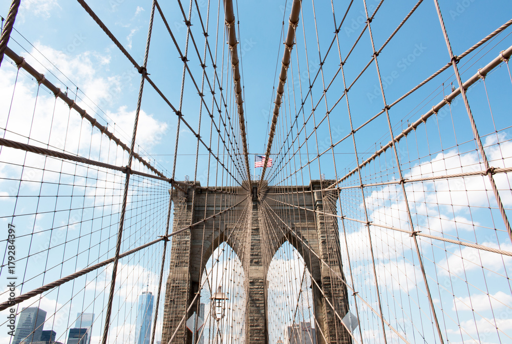 Obraz premium Untersicht auf die Brooklyn Bridge in New York