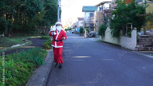 Wallpaper Mural サンタクロースがスマホ・ナビでプレゼントの届け先を探す Torontodigital.ca