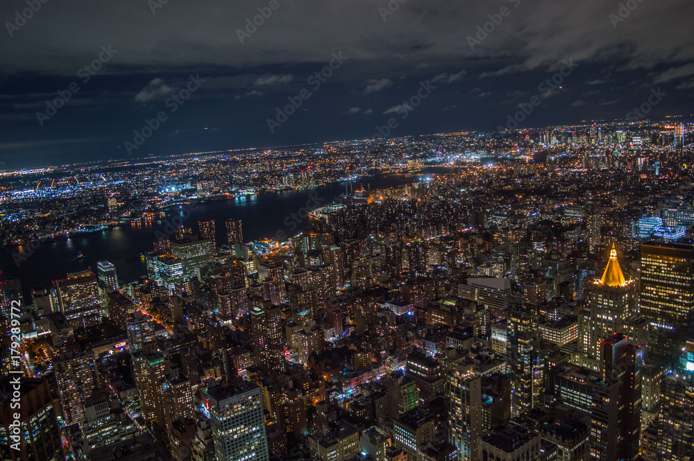 Fototapeta premium New York, Skyline in der Nacht vom Empire State Building