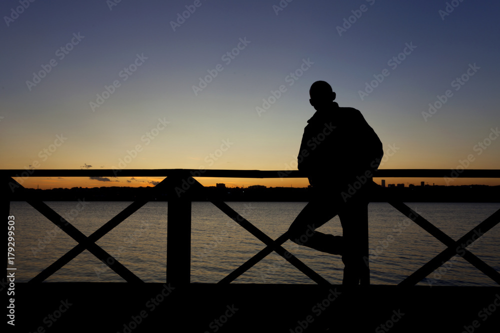 gün batımını izleyen yalnız adam