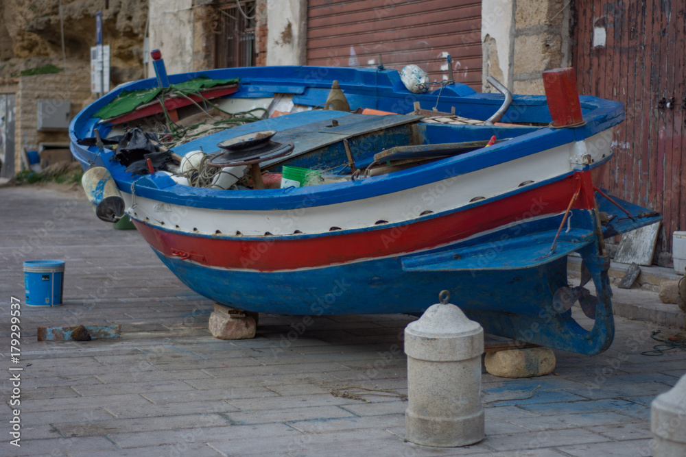Obraz premium Barca da pesca su marciapiede, Sicilia