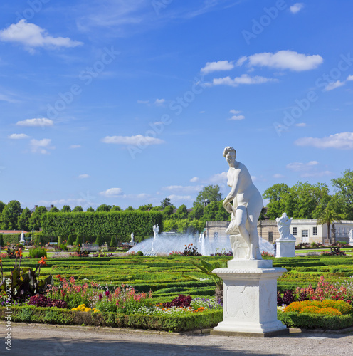 Herrenhäuser Gärten mit Glockenfontäne und antike Statuen photo