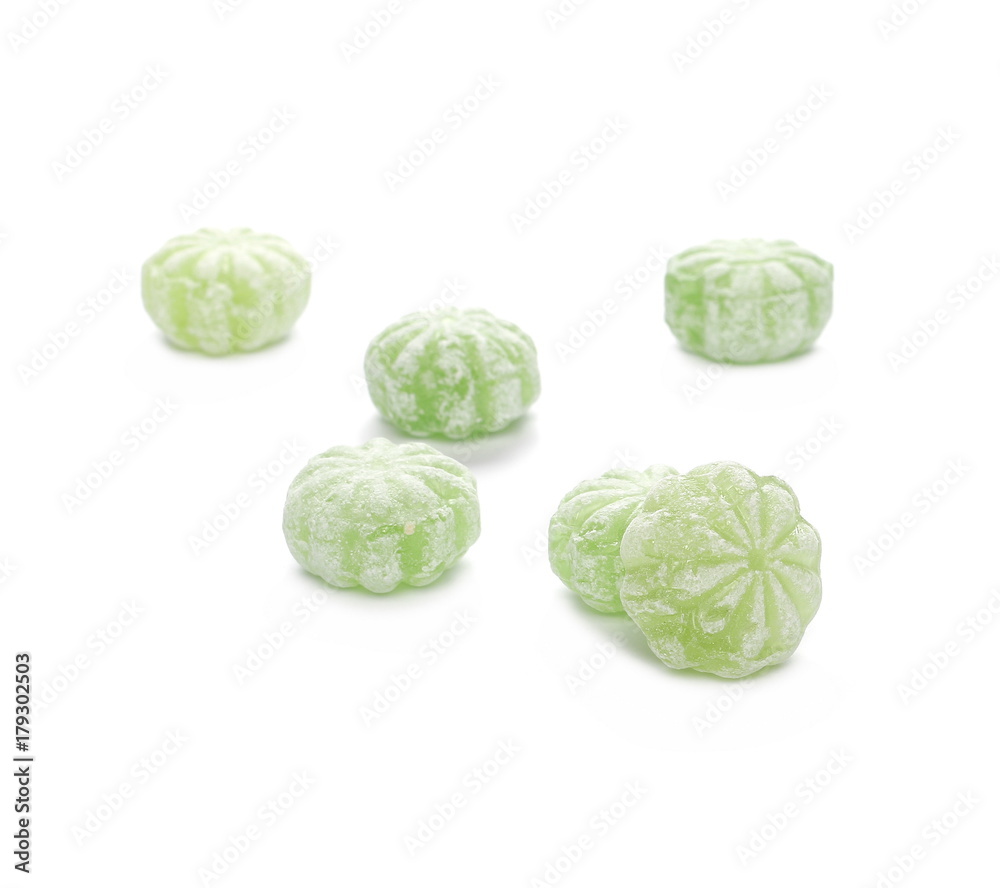 Obraz premium Green menthol candies isolated on white background