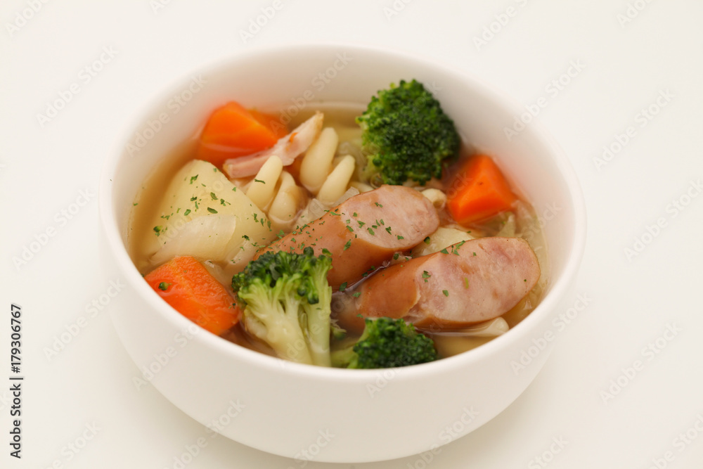 ポトフ 野菜 ソーセージ 煮込み スープ 白背景 ポトフ 野菜 ソーセージ 煮込み スープ 白背景