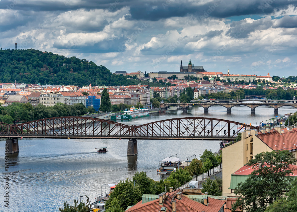 Fototapeta Praga piękny pejzaż miejski z mostami i kasztelem