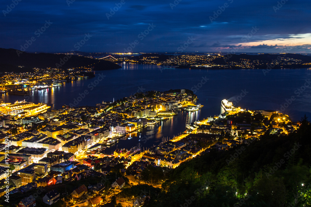 Obraz premium White Night of Bergen from view point Floyen, panoramic view, Bergen, Norway at sunset.