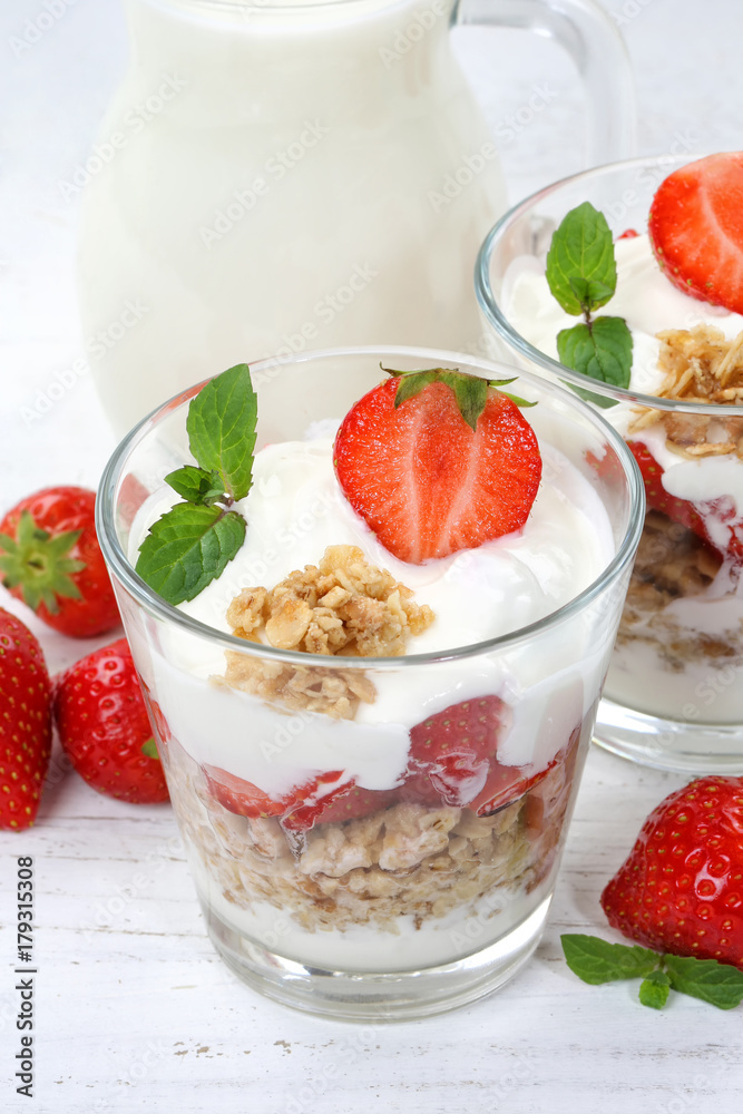 Erdbeer Joghurt Erdbeerjoghurt Erdbeeren Glas Früchte Müsli Hochformat Frühstück Erdbeer Joghurt Erdbeerjoghurt Erdbeeren Glas Früchte Müsli Hochformat Frühstück
