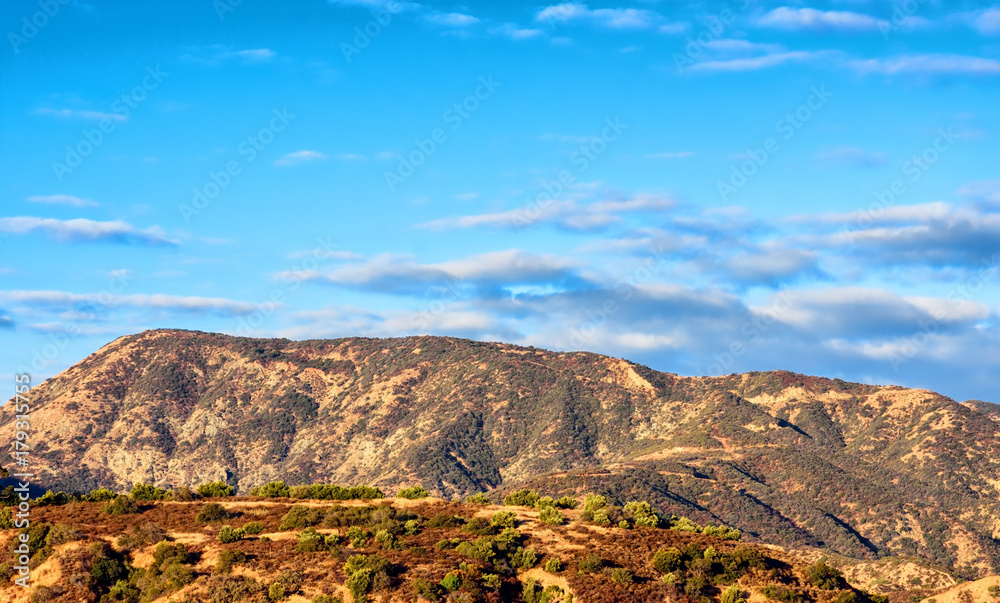 Obraz premium Cool autumn morning sun over Southwest mountain area