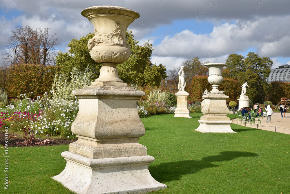 Vases et statues au jardin des Tuileries à Paris, France Vases et statues au jardin des Tuileries à Paris, France