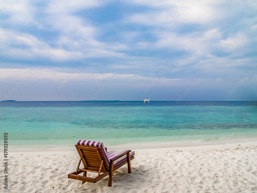Tropical island vacation image, white sand beach, Maldives