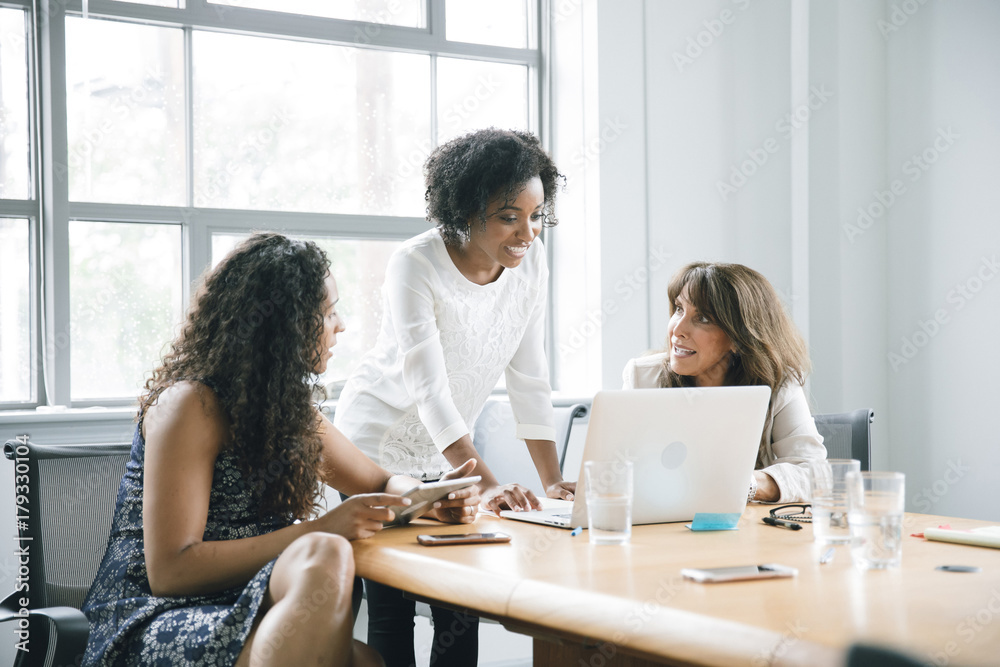 © John Fedele/Blend Images - Businesswomen using laptop in meeting © John Fedele/Blend Images - Businesswomen using laptop in meeting