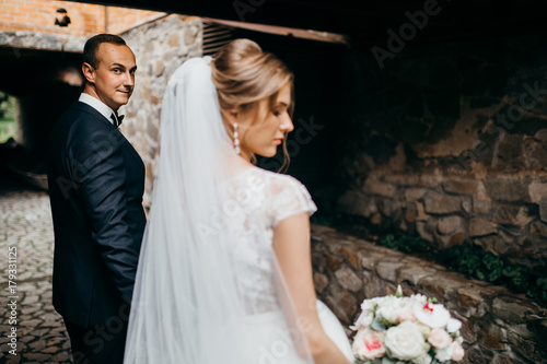 Cuadro en lienzo Wedding couple are walking in the beautiful castle